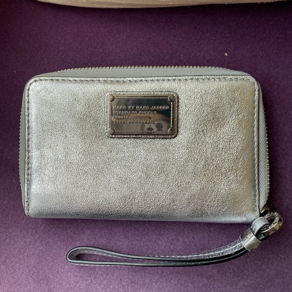 Classic Q Metallic Wingman   Marc Jacobs M0005043